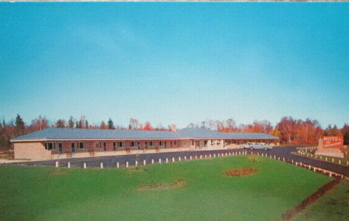 Gray Wolf Lodge (The Breakers Motel) - Old Postcard View (newer photo)